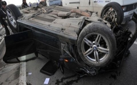 Bakıda “Mercedes” körpüdən aşıb – Ölən və yaralananlar var