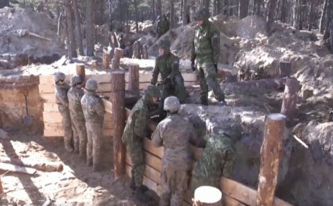 Amerika əsgərləri Rusiya sərhədində səngər qazır – MÜHARİBƏ QAPIDA - FOTO