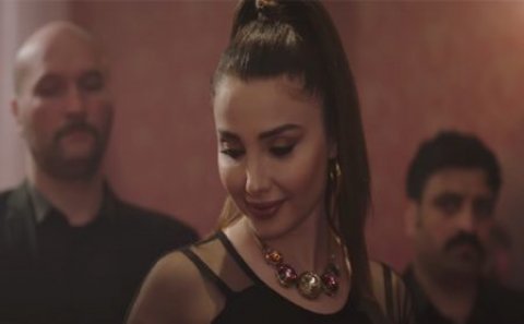ANS-in keçmiş aparıcısı Türkiyədə filmə çəkildi – Fahişə obrazında + VİDEO