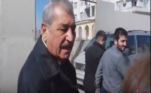 İcra başçısı XANIM jurnalistə ŞİLLƏ ATDI – Video