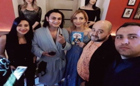 Azərbaycanlı yazar cibində qadın alt paltarı olan hamam geyimində təqdimatda – SOSİAL ŞƏBƏKƏ “PARTLADI”