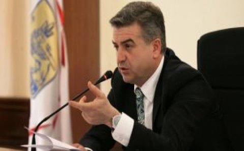 Erməni nazir Azərbaycan almalarından DANIŞDI