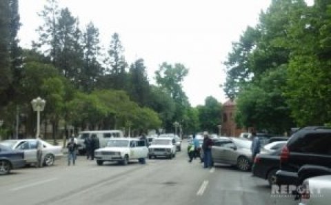 Gəncədə toy karvanında yola pul səpələndi-Tıxac yarandı