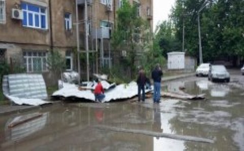Azərbaycan rayonlarında şiddətli külək və aramsız yağışlar: bir nəfər həlak oldu