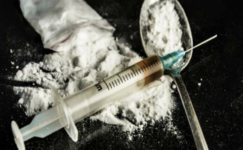 Yüksək dozada heroin qəbul etdi, tanışları meyitini küçəyə atdı