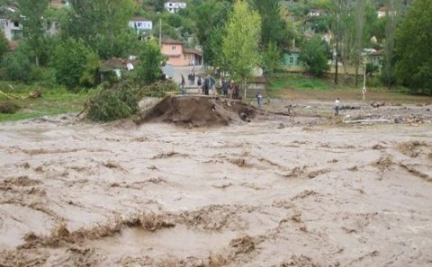 Sel Bakı-Şamaxı yolunu bağladı: 500-dən çox maşın yolda qaldı