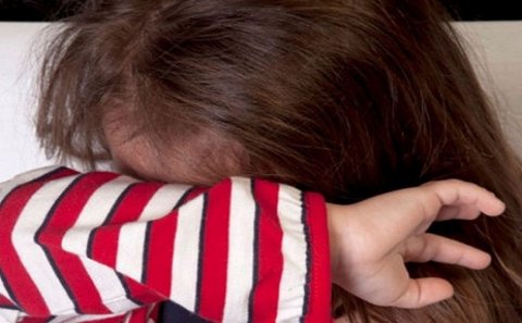 Qan donduran CİNAYƏT: 6 yaşlı ögey qızını divara çırpa-çırpa öldürdü - TƏFƏRRÜAT