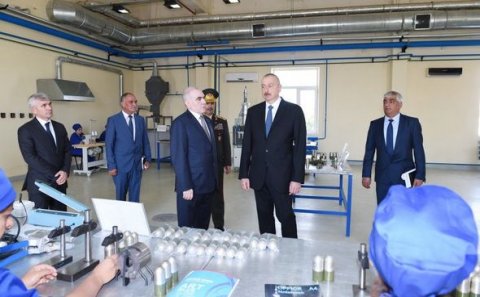 Prezident İlham Əliyev hərbi zavodun açılışında - Foto