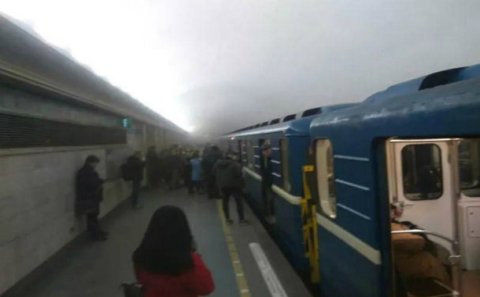 Bakı metrosunda intihar həyəcanı: Gənc özünü reyslərin üzərinə atdı