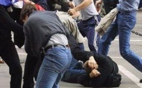 İDARƏ RƏİSİNİN QARDAŞI OĞLU QƏTL TÖRƏTDİ – Kafedə qanlı dava