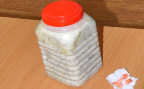 Oğul məhkum atasına dovğanın içində narkotik ötürmək istədi