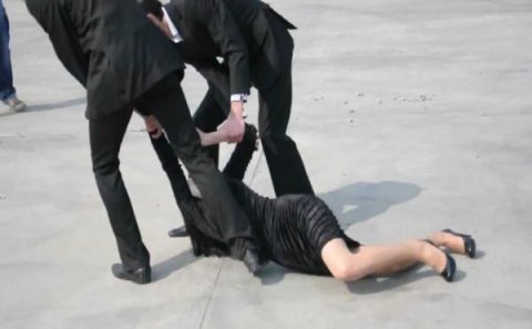 Qızı anasının gözü qarşısında qaçırdılar