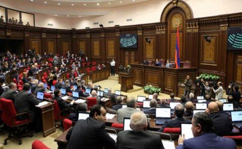 Ermənistan parlamentində dava
