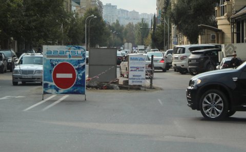İki dövlət qurumu üz-üzə gəldi: Paytaxtın məşhur küçəsində nə baş verir?