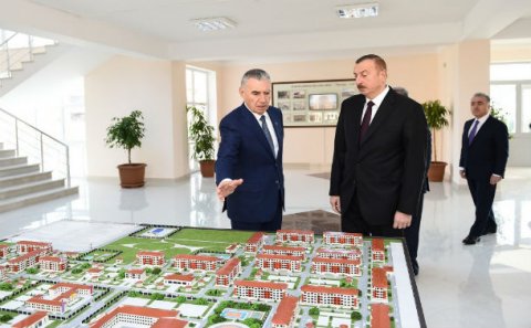 İlham Əliyev Tərtərdə yeni yaşayış kompleksi ilə tanış olub