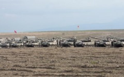 Ermənistan bayraqları qaldırılan TANKLAR Azərbaycan ərazilərində 