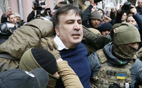Saakaşvilinin tərəfdarları mikroavtobusa hücum etdi – Sabiq prezident azadlığa çıxdı