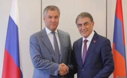 Moskva aeroportunda Ermənistan spikerinin kəmərini açdılar