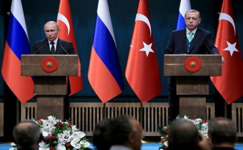Putin-Ərdoğan görüşündə MÜƏMMALI ANLAR: Səhnəyə böyük bir masa gətirdilər və...