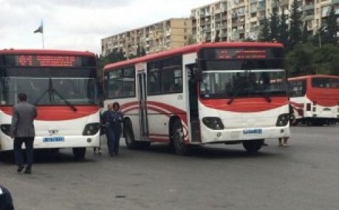 Binəqədi əhalisi yollarda qalıb – Avtobuslar 45 dəqiqəlik yolu 1,5 saata gedir
