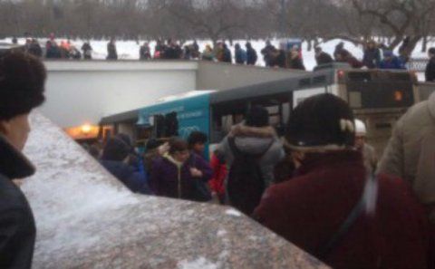 Moskvada avtobus piyada keçidinə çırpıldı: Ölənlər var - FOTO