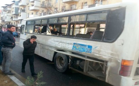 Bakıda daha bir avtobus qəzaya düşdü - 14 yaşlı uşağın boğazı kəsildi