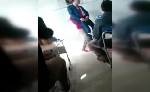 Şagird müəllimi qucağına götürüb sinifdən çıxardı – QALMAQALLI VİDEO