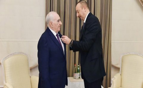 İlham Əliyev Fəttah Heydərovu təltif etdi