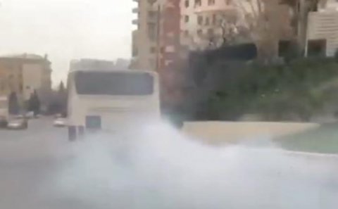 Bakı sakinləri təşvişdə: Sərnişinlə dolu avtobus yanır - Video