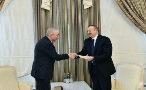 Məzahir Pənahov vəsiqəni İlham Əliyevə təqdim etdi - FOTO