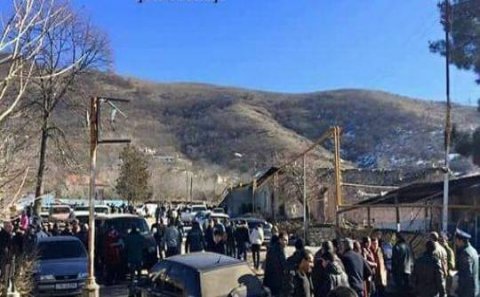 Ermənilər Laçın hərbi komissarlığının binası qarşısına niyə toplaşıb?.. - FOTO