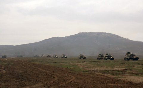Təlimə cəlb edilən tank hissələri tapşırıqları yerinə yetirirlər - VİDEO