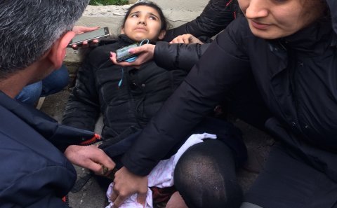 Bakıda məktəbli qız küçədə qan içərisində fəryad edir - FOTO +18