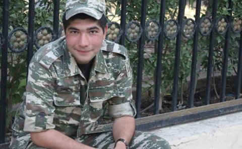 Bakıda şəhidin qəbrinə bayram xonçası qoydular -  ÜRƏKDAĞLAYAN FOTO