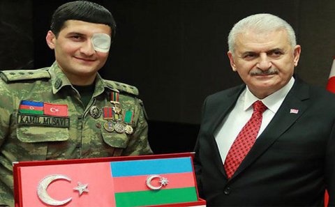 Baş nazir Qarabağ qazisinə təsbeh hədiyyə etdi - FOTO