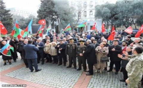 Afrin qələbəsi ilə bağlı Türkiyə səfirliyinin önündə aksiya keçirilib – FOTO