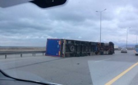Bakıda külək üç maşını aşırdı, birini ağaca çırpdı – FOTOLAR