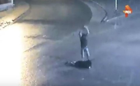 Qızı maşından düşürtdü və yolun ortasında... - DƏHŞƏTLİ GÖRÜNTÜLƏR (18+)