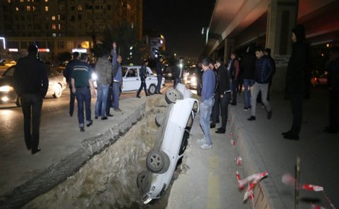Bakıda avtomobil yol nişanının olmadığı quyuya düşüb – VİDEO