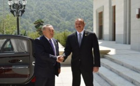 “Şam yeməyində onunla bir ailənin üzvləri kimi oturmuşduq...”