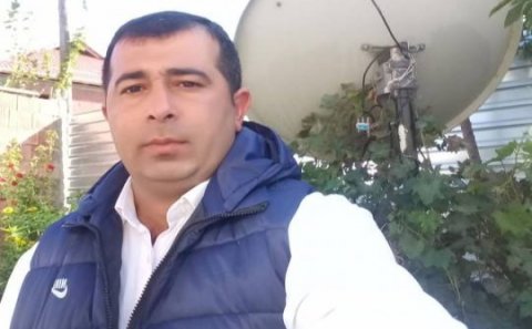 Qarovulçu ilə intim əlaqədə olub onu şantaj edən müəllimin FOTOSU