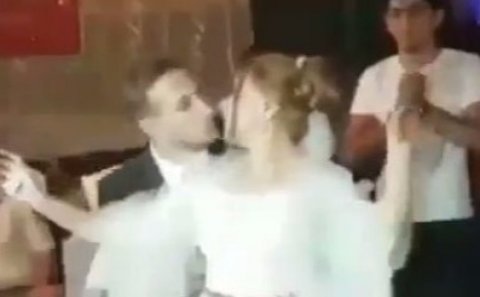 Azərbaycan toyunda biabırçılıq: Sərxoş kişilər qadına hücum etdilər – VİDEO