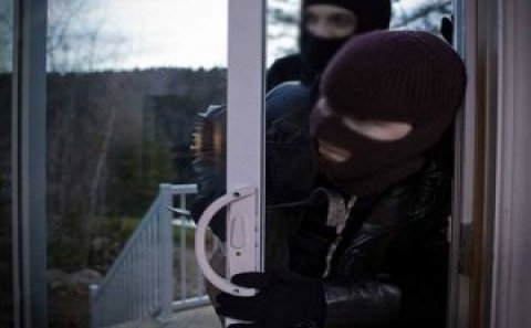 Gürcüstanda azərbaycanlı ailənin evinə maskalı basqın olub