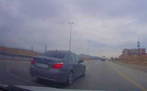 Bakıda sayt əməkdaşının maşının qabağını kəsib təpiklədilər - VİDEO