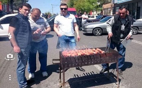 Ermənistanda fəallar İran və Gürcüstan yolunu bağladı