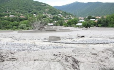 10-a yaxın kəndi sel basdı