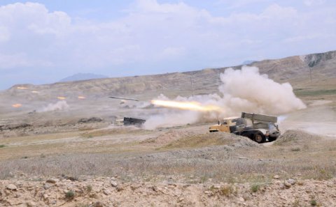 Raket-artilleriya bölmələrinin döyüş atışlı taktiki təlimləri keçirilib – FOTO