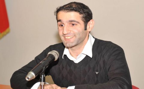 Sosial şəbəkələrdə məşhurlaşan müəllim polisə çağırıldı