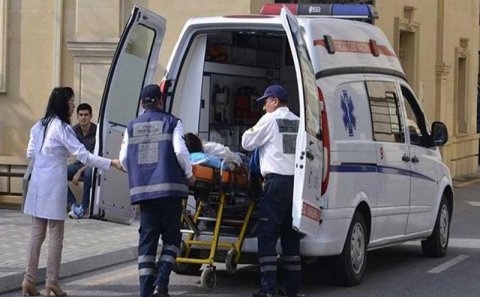 Bakıda klinikada OLAY: Xəstənin qızı baş həkimi döydü