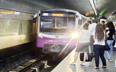 Bakı metrosunda QƏRİBƏ HADİSƏ: 6 yaşlı uşaq metronu bir-birinə qatdı